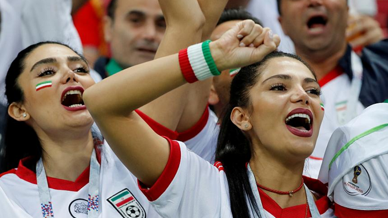 İranlı kadınlar tribünde